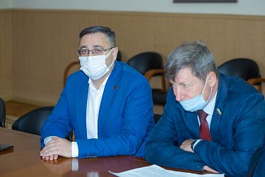 Фракции ЗС зададут вопросы главному судебному приставу